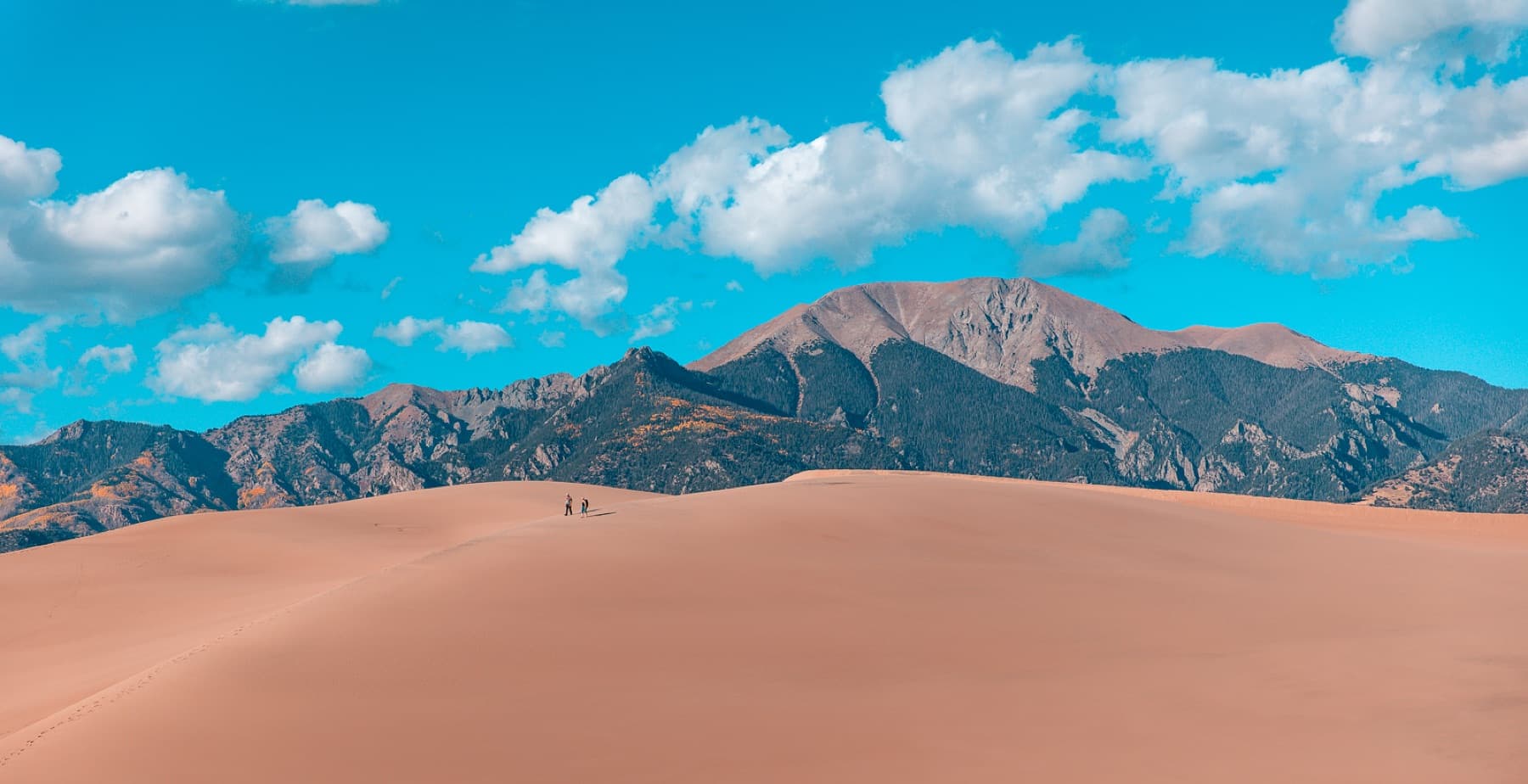 colorado great sand dunes np two hikers on dunes